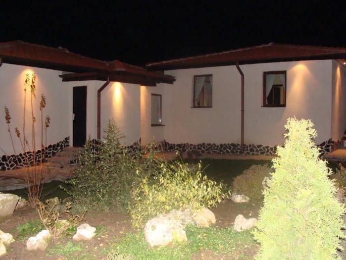Madara OMAYA Guest House Bagian luar foto